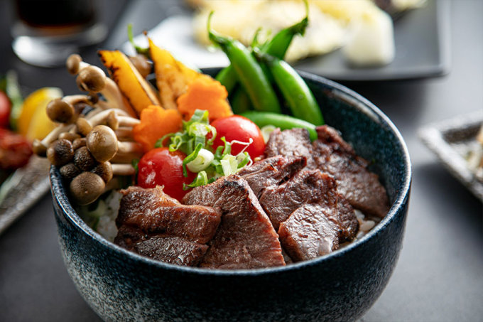 銅鑼灣lunch抵食餐廳｜燒鬼吉列豬扒、牛肉飯、天婦羅稻庭烏冬！午市定食買1送1人均$34起！