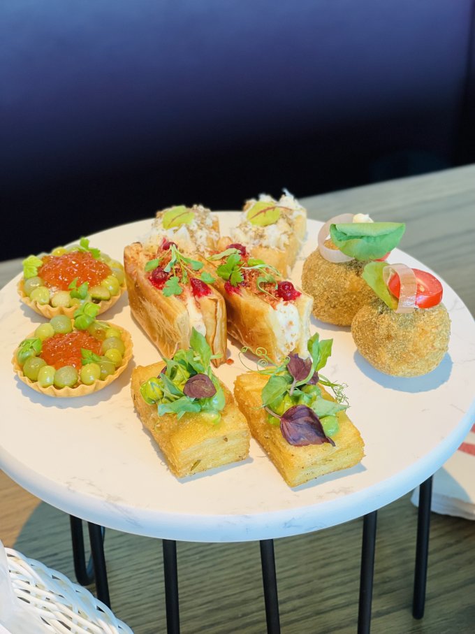 將軍澳法國菜推介｜打卡復古巴黎餐廳＋必食新鮮自家製英式鬆餅、法式紅桑子馬卡龍等期間限定法式下午茶
