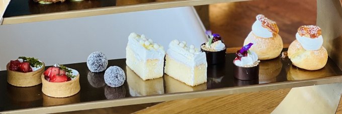 尖沙咀打卡下午茶推介｜嘆住維港海景食自家製英式鬆餅、松露林明頓蛋糕等限定三層下午茶＋送英國精油