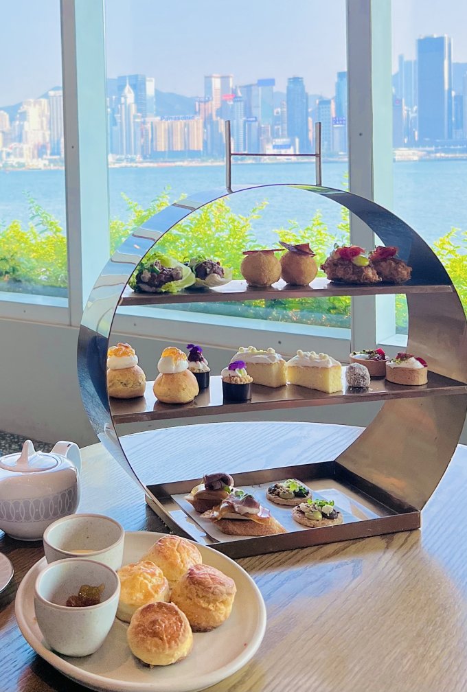 尖沙咀打卡下午茶推介｜嘆住維港海景食自家製英式鬆餅、松露林明頓蛋糕等限定三層下午茶＋送英國精油