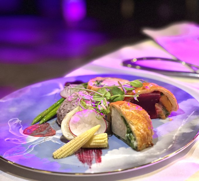 銅鑼灣美食推介｜香港首個5D沉浸式美食劇場Meta Stages邊食和牛邊享受互動歌舞劇