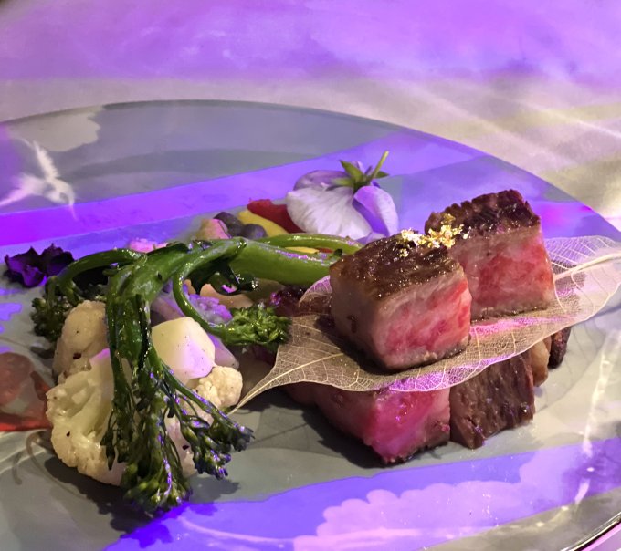 銅鑼灣美食推介｜香港首個5D沉浸式美食劇場Meta Stages邊食和牛邊享受互動歌舞劇