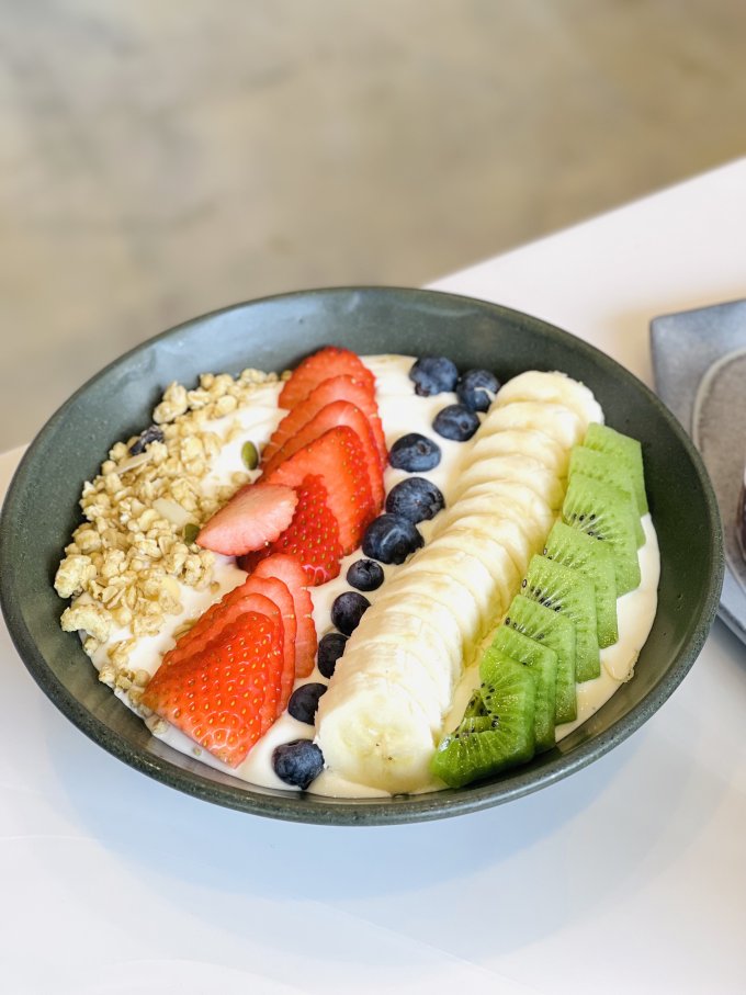 MIRROR成員Jer做老闆！啟德新餐廳「根Root Cafe」必食巴期克芋泥芝士蛋糕、仙人掌甜品、午夜抹茶等打卡美食推介