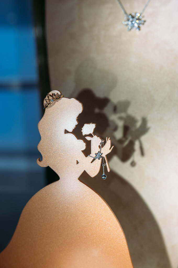 超美迪士尼公主婚嫁系列！夢幻KEVYIU公主裙、周大福灰姑娘白色黃金耳環、 奇華心形士多啤梨曲奇等準備迪士尼童話式婚禮必看！