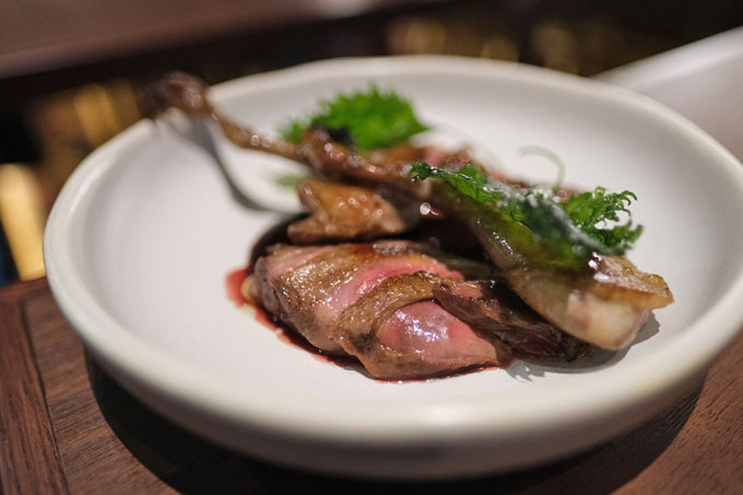 上環餐廳及美食推薦2023｜蘇杭街SUIT西日料理fusion菜！香煎乳鴿慢煮再炭燒超嫩滑！