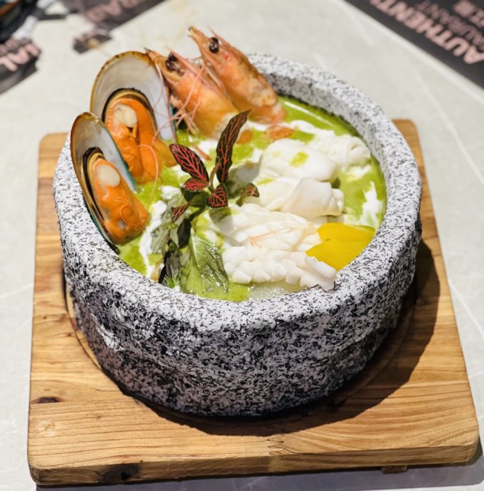 2023銅鑼灣美食推介｜新加坡過江龍「天天海南雞飯」集團必食黑松露墨魚蝦多士、新加坡辣椒炒肉蟹、古法肉骨茶等必點美食