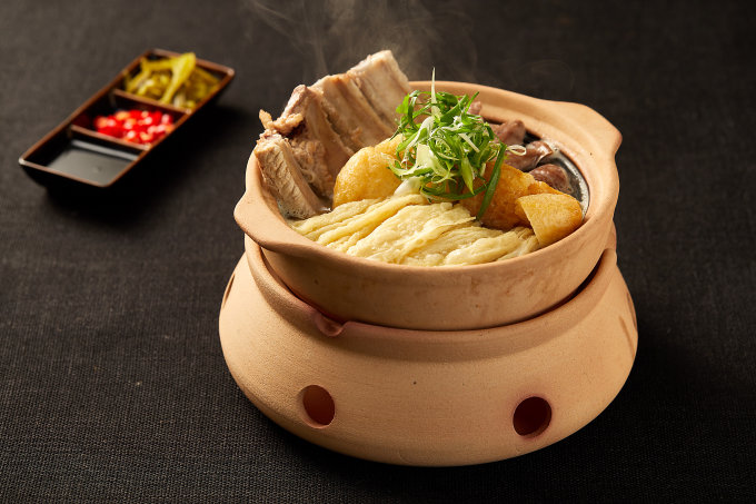 2023銅鑼灣美食推介｜新加坡過江龍「天天海南雞飯」集團必食黑松露墨魚蝦多士、新加坡辣椒炒肉蟹、古法肉骨茶等必點美食