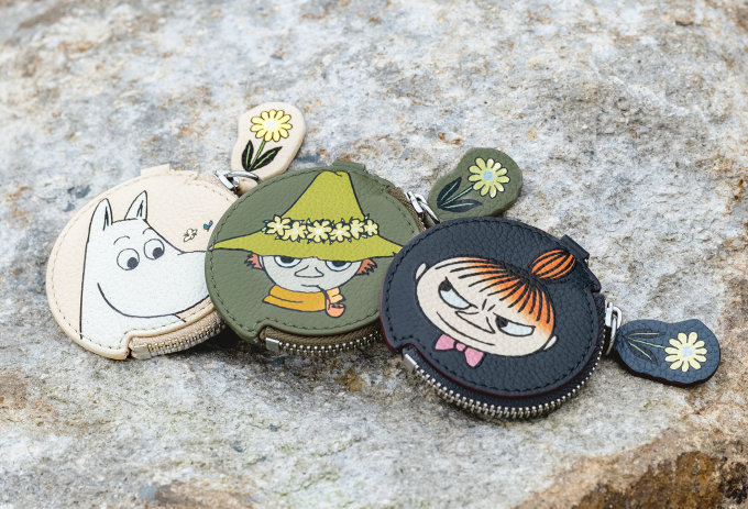 Samuel Ashley X Moomin 聯乘推出超美水桶包、卡片套等＋消費滿額送Moomin皮革掛飾 