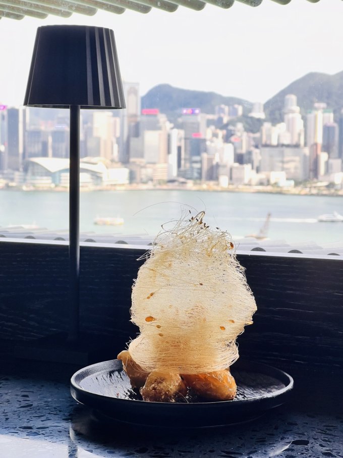 西九文化區美食推介｜ 尖沙咀維港海景中菜廳CVIEW主打傳統淮揚和江浙菜式必食酸甜脆嫩松子桂花魚、即炸拔絲香蕉、手工生煎包等