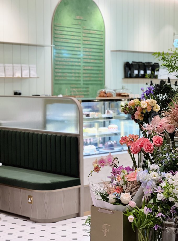 金鐘Cafe推介｜Fleuria 結合花藝與咖啡！超美玫瑰花瓣「Ombre Rose」、紅莓慕絲開心果蛋糕等每日新鮮供應甜品