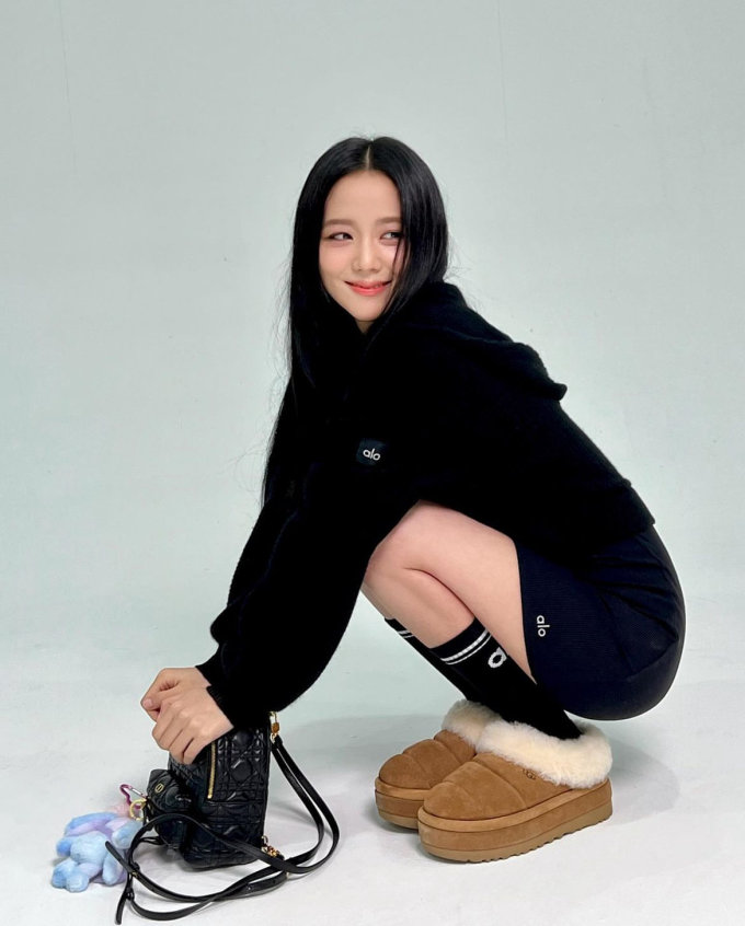 Jisoo平價同款穿搭！Alo短款帽衫、燈芯絨迷你裙、UGG穆勒厚底鞋等 