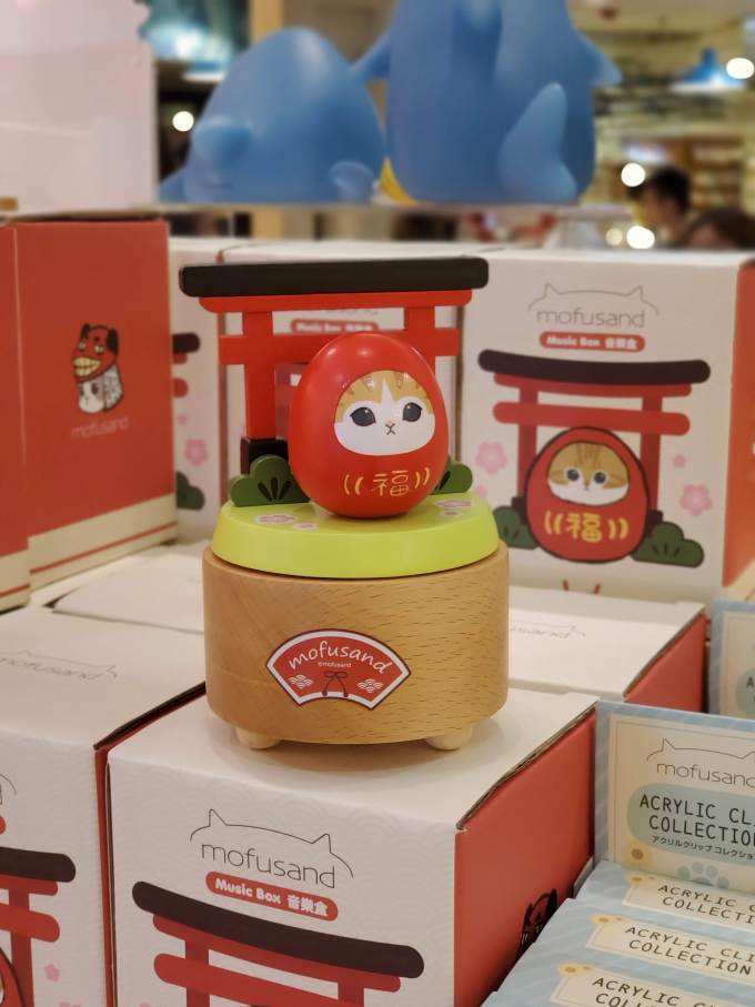 全港首間「mofusand貓咪療癒日式小屋」萌爆登場LOG-ON！ 多個人氣貓咪造型打卡位+限定人氣商品！聖誕貓、鯊魚貓、招財貓水晶球、達摩造型盲盒等