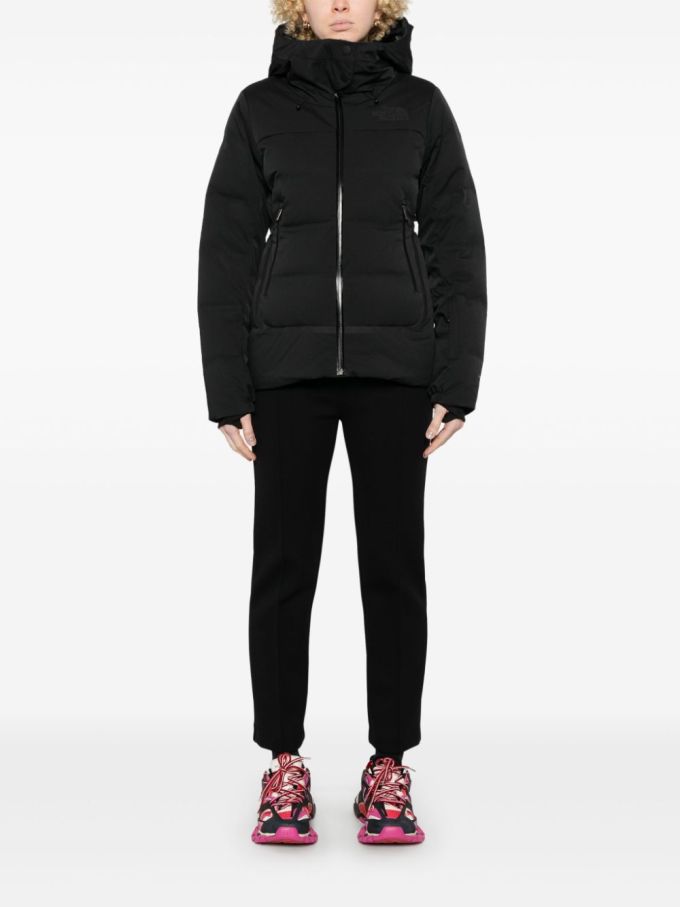 滑雪裝備推薦2025｜滑雪新手必收藏實用滑雪裝備清單！滑雪手套/外套/長褲/護目鏡