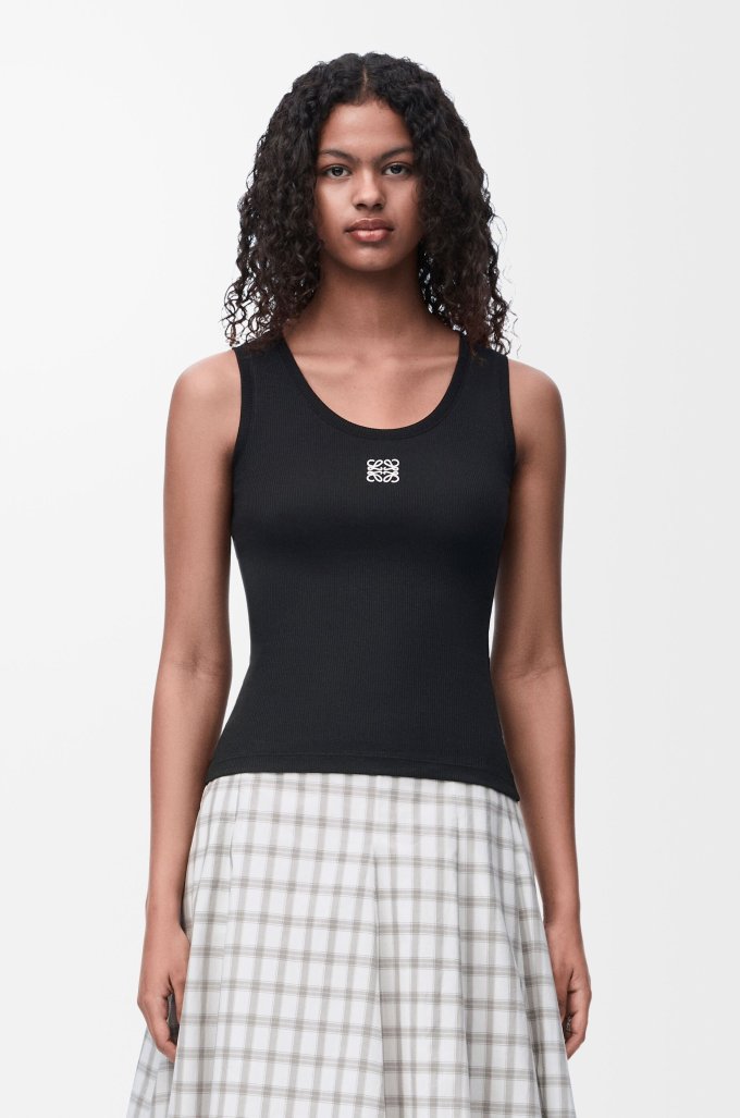 LOEWE背心推薦2025｜夏天穿搭必備極簡風LOEWE背心！aespa Giselle/Hailey Bieber都在穿