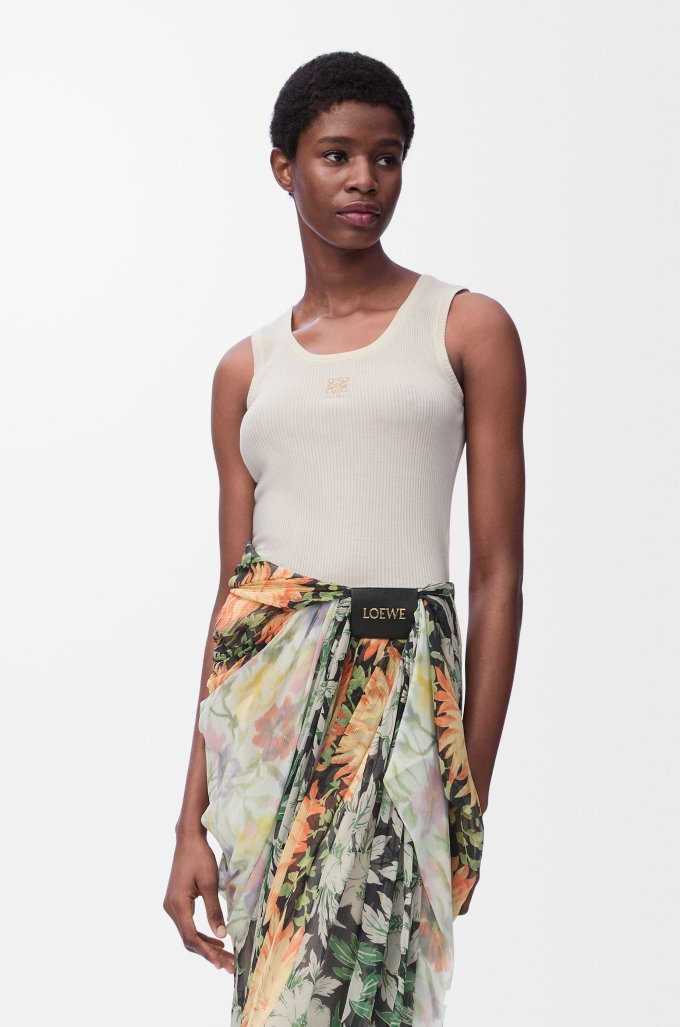 LOEWE背心推薦2025｜夏天穿搭必備極簡風LOEWE背心！aespa Giselle/Hailey Bieber都在穿