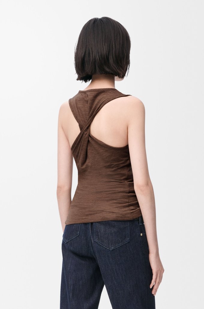 LOEWE背心推薦2025｜夏天穿搭必備極簡風LOEWE背心！aespa Giselle/Hailey Bieber都在穿