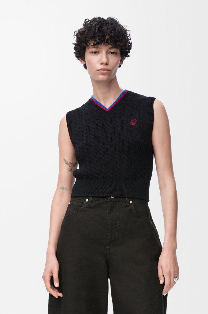 LOEWE背心推薦2025｜夏天穿搭必備極簡風LOEWE背心！aespa Giselle/Hailey Bieber都在穿