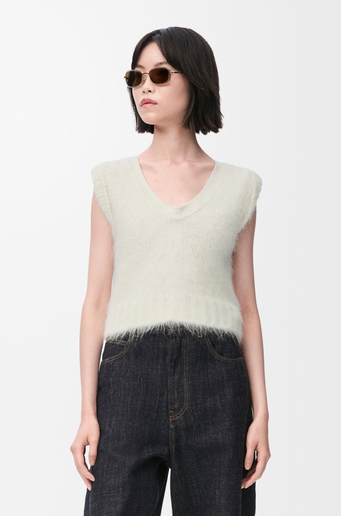 LOEWE背心推薦2025｜夏天穿搭必備極簡風LOEWE背心！aespa Giselle/Hailey Bieber都在穿