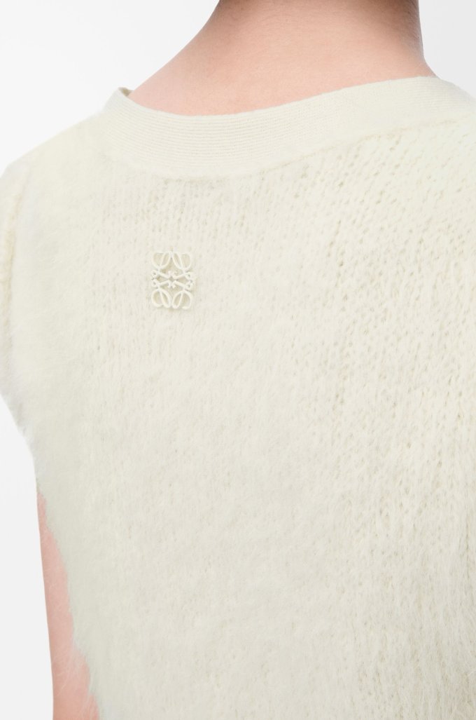 LOEWE背心推薦2025｜夏天穿搭必備極簡風LOEWE背心！aespa Giselle/Hailey Bieber都在穿