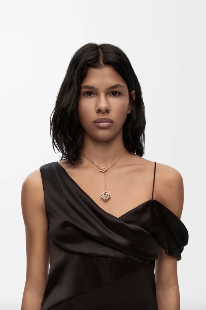 LOEWE頸鏈推薦2025｜10款LOEWE頸鏈入門推介！極簡設計都能戴出精品時髦感