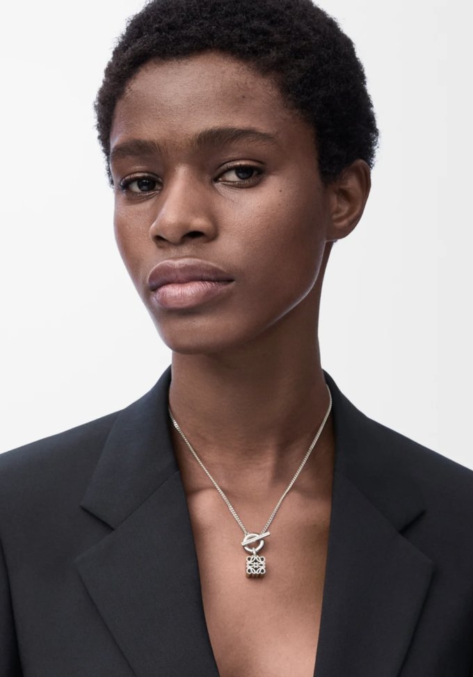 LOEWE頸鏈推薦2025｜10款LOEWE頸鏈入門推介！極簡設計都能戴出精品時髦感