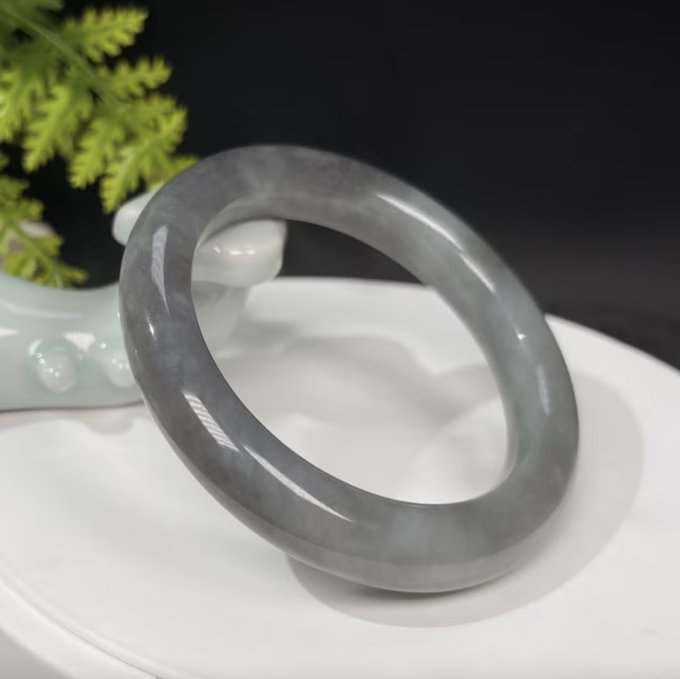 玉手鐲推薦2025｜10款和田玉/紫羅蘭/翡翠鐲精選清單！附玉鐲功效/戴法/價錢攻略