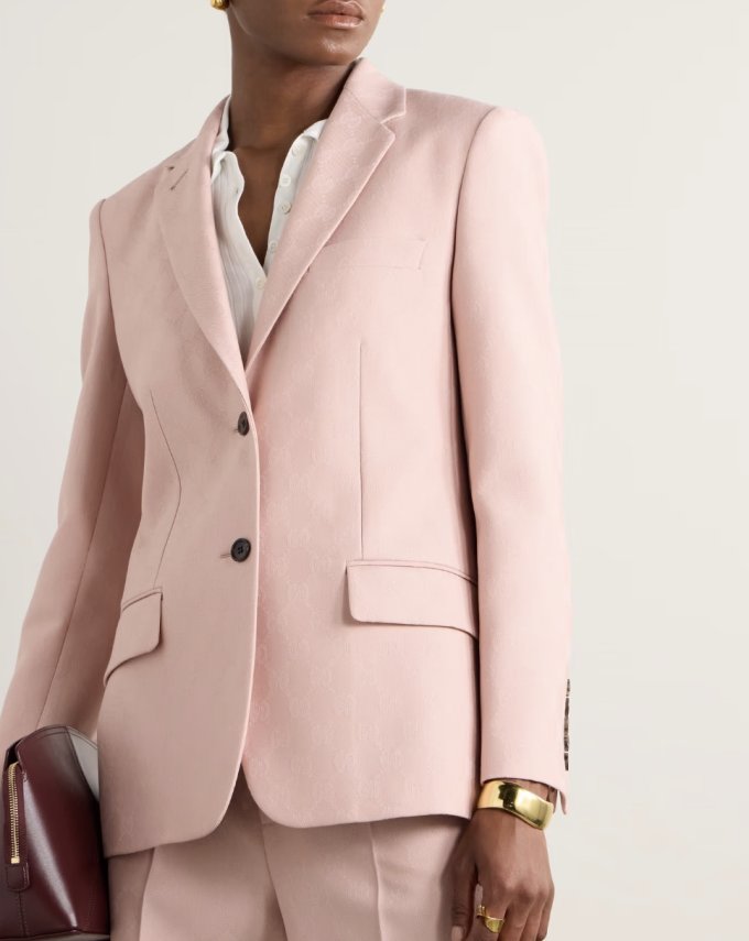 女西裝外套穿搭攻略2025｜10款灰色/卡其色/全黑西裝褸推薦！上班、約會到派對都能輕鬆駕馭