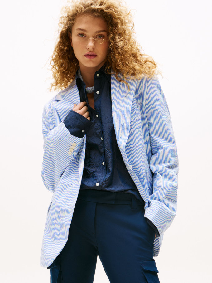 女西裝外套穿搭攻略2025｜10款灰色/卡其色/全黑西裝褸推薦！上班、約會到派對都能輕鬆駕馭