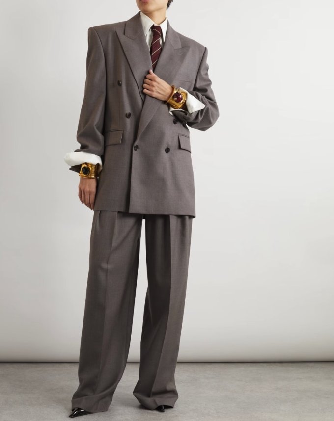 女西裝外套穿搭攻略2025｜10款灰色/卡其色/全黑西裝褸推薦！上班、約會到派對都能輕鬆駕馭