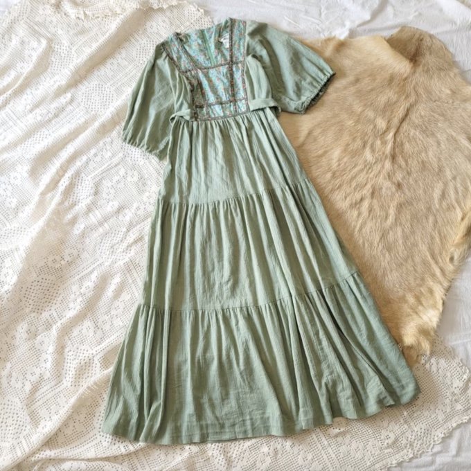 古著穿搭技巧2025｜古著穿搭女生必買百搭單品推薦！古著襯衫/洋裝/外套精選清單